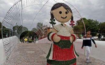 Instalación de adornos patrios en Puebla | Agencia Enfoque