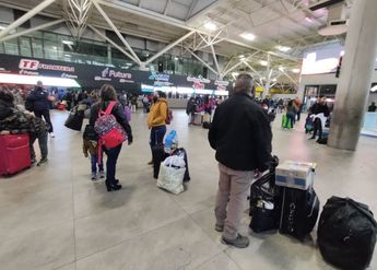 La avenida Colón luce congestionada a la altura de la terminal por el ascenso y descenso de pasajeros. | Agustín Martínez