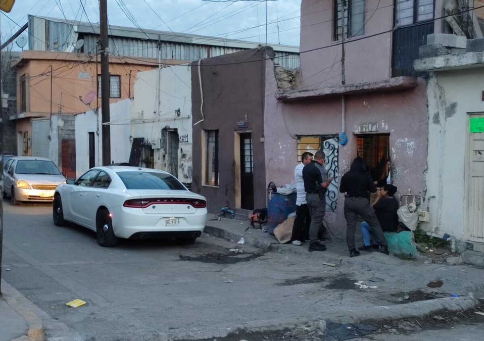 Autoridades arribaron al lugar para atender el reporte sobre la agresión al joven. | Agustín Martínez