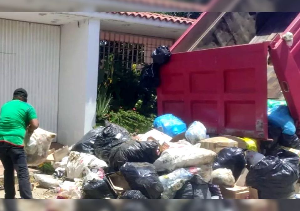 Habitantes de Villa de Zaachila tiran basura por protesta / Especial