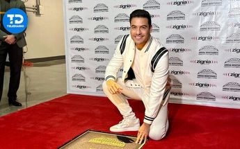 Carlos Rivera revela su placa.| Ileana González