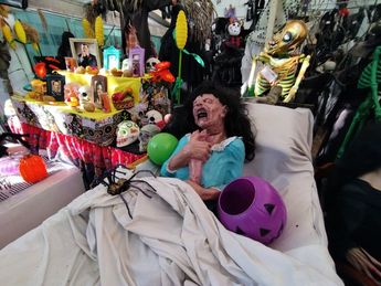 Los arreglos no pueden faltar en la noche de brujas. / Leonel Rocha