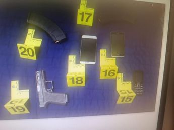 Se aseguraron armas y varios celulares en el domicilio cateado.