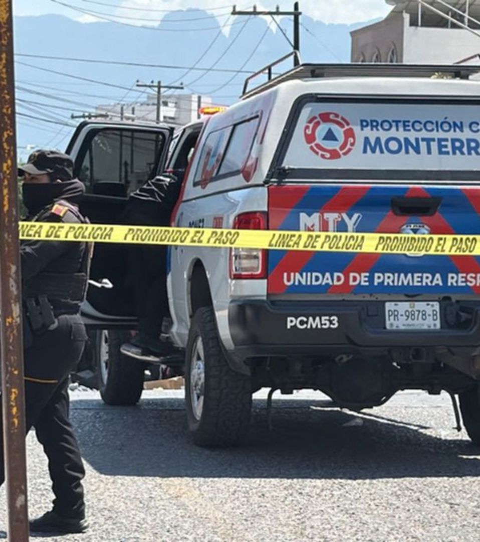 Hombre queda gravemente herido tras caerle poste en mercado de Monterrey