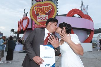 Ana y Misael festejaron a lo grande su boda civil acompañados por familiares, amigos y otros tantos colados / Juan Carlos Bautista