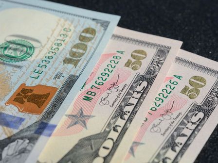 El precio del dólar puede variar conforme pasa el día. | Magnific