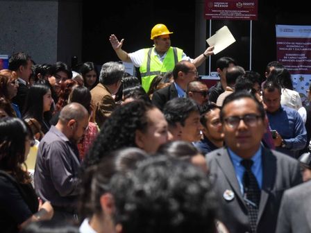 Personal de Protección Civil informa a los ciudadanos sobre el tiempo que tardearon en bajar | Cuartoscuro