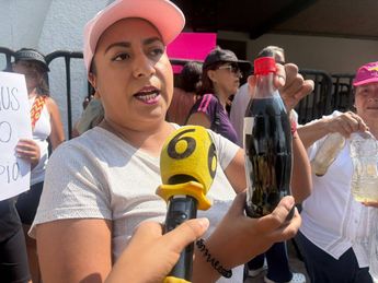 Vecinos denuncian frente a Casa Jalisco que la mala calidad del agua continúa en varias colonias | Fátima Briceño