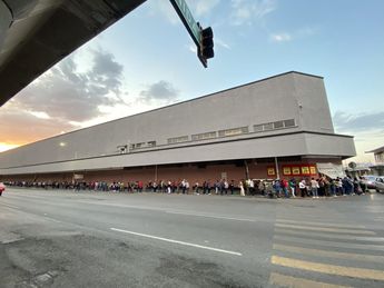 Largas filas para abordar ruta urbana en Guadalupe / Facebook