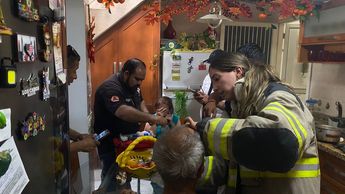 Durante la emergencia, paramédicos de la Cruz Roja Mexicana ingresaron a un domicilio cercano para atender a una pareja de adultos mayores