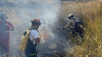 Bomberos de Tonalá trabajaron para sofocar el incendio de pastizal en Puente Grande | Foto: Telediario