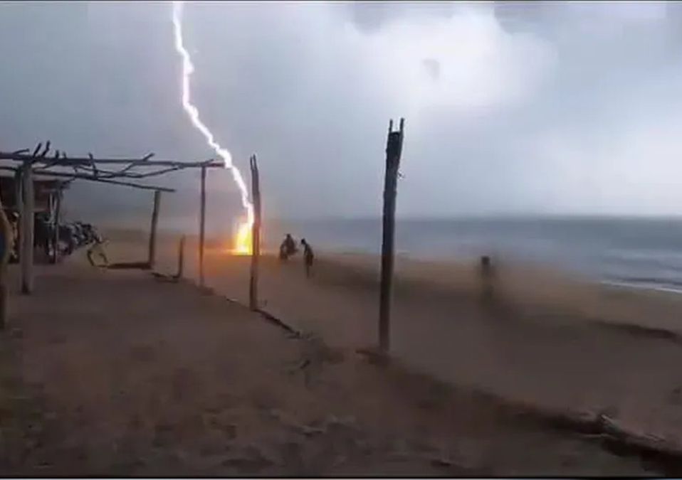 Rayo cae en dos personas que caminaban por la playa / Captura.