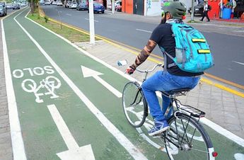Hombre circulando en bicicleta por las calles de Zapopan | Gobierno de Zapopan