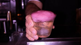 Inició a los 17 años como bartender. Su reto actual: un menú Nikkei conceptual que fusiona las culturas de Perú y Japón.