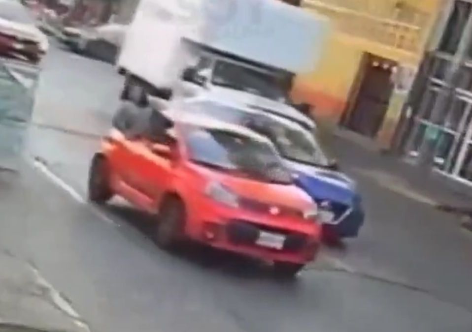 La víctima logró sacar parte de su cuerpo para alertar sobre presunto secuestro. | Telediario