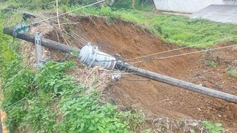 Un poste de CFE cayó tras un deslave, dejando sin luz a comunidades en Cuautlajapa, San Miguel Eloxochitlán y Zoquitlán | Apolonia Amayo/Especial