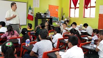 Convertirse en maestro en México implica seguir un camino educativo y profesional que varía según el nivel al que se desee impartir clases.