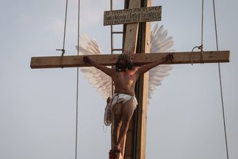 Jesús colgado en la cruz.