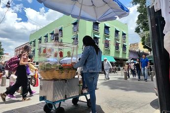 Vendedores ambulantes han aparecido gradualmente en calles del centro de Puebla en la nueva administración / EsImagen