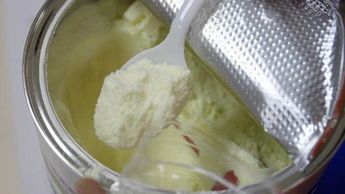 La leche en polvo se mezcla con agua y está lista para su consumo / Reuters