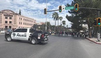 Los estudiantes acudieron con carteles para expresar sus demandas y solicitar atención a su pliego petitorio.