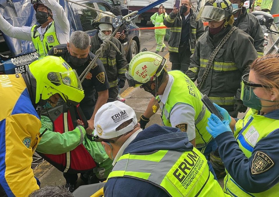 El Escuadrón de Rescate y Urgencias Médicas activó el protocolo de rescate para sacar a la mujer del registro/ Ramón Ramírez.