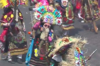 Indios del primer barrio desfilan en el carnaval / Especial