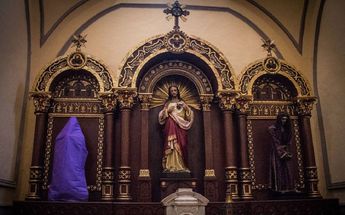 Imagen de un santo cubierto en una iglesia / Cuarto Oscuro