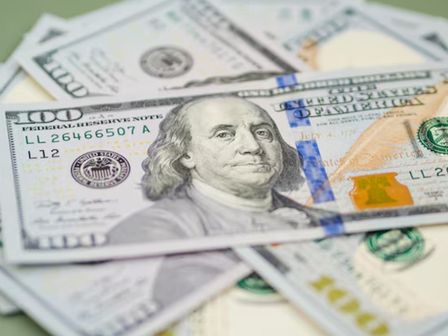 Investing calcula el precio del peso frente al dólar diario | Freepik