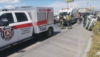 Paramédicos acudieron al lugar para valorar a los ocupantes tras el accidente vial registrado este domingo.