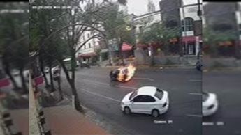 Vehículo se incendia en San Juan de Dios, Guadalajara