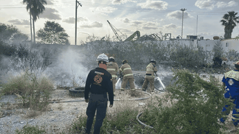 Incendio consume maleza en terreno baldío de San Nicolás