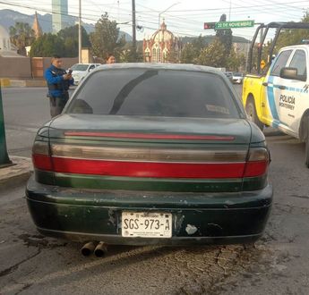 Automóvil con placas "colgadas". | Cortesía