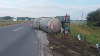 Pipa con combustible sufre aparatosa volcadura en carretera Jalisco a León. | PCYB Jalisco.