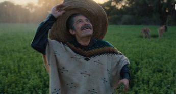 Hombre bajo la lluvia en película Pedro Páramo de Netflix / Cortesía Netflix