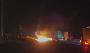 El incendio consumió por completo el vehículo pesado sobre la Carretera Monterrey-Saltillo. | Cortesía