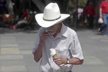 Señor con helado en Guadalajara | Fernando Carranza