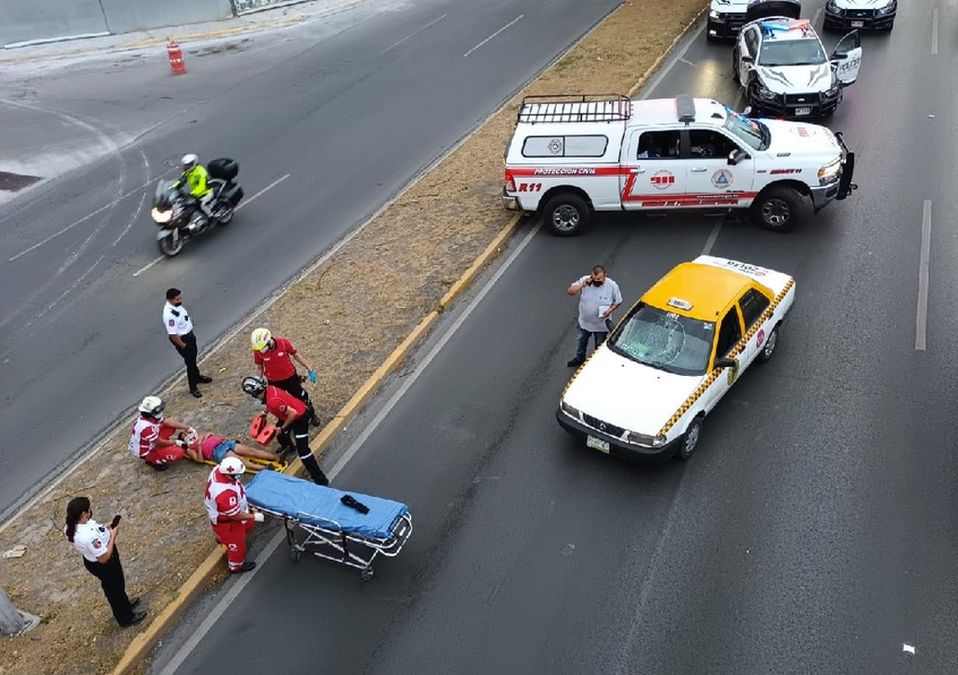 Taxista atropella a mujer debajo de puente peatonal en San Pedro