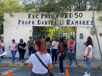 Madres de familia protestan afuera de la Escuela Primaria Daniel Urencio Ramírez al sur de Monterrey. | Pamela Villanueva