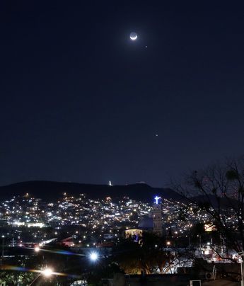 Conjunción de la luna, Venus y Júpiter / Roberto Alanís