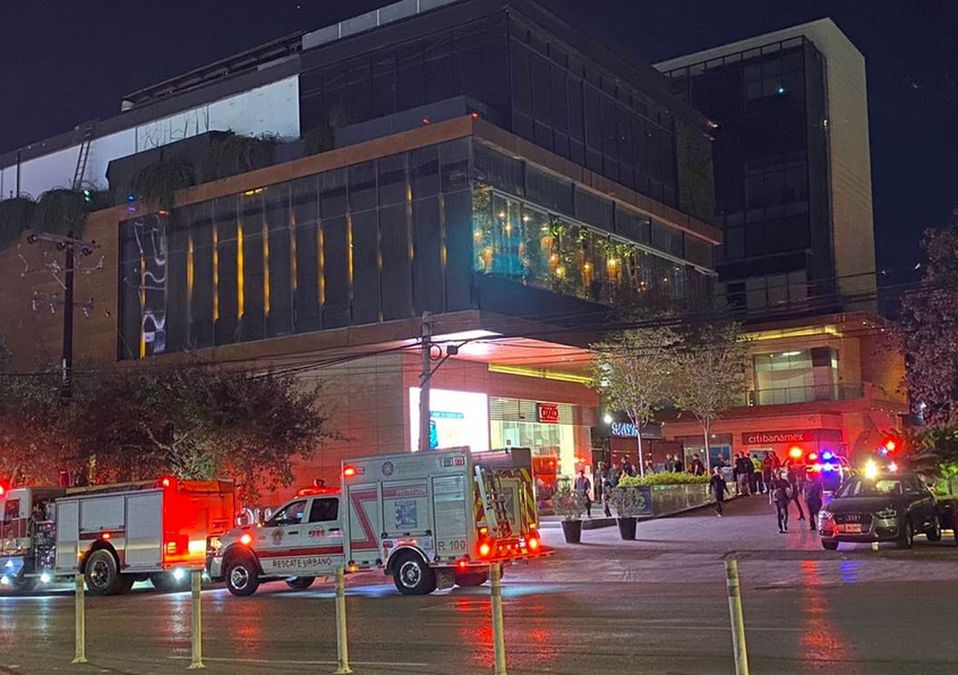 Incendio en restaurante movilizó cuerpos de emergencia. | Miranda Arias
