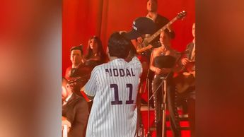 Christian Nodal con la playera de Sultanes de Monterrey. | Alberto Santos