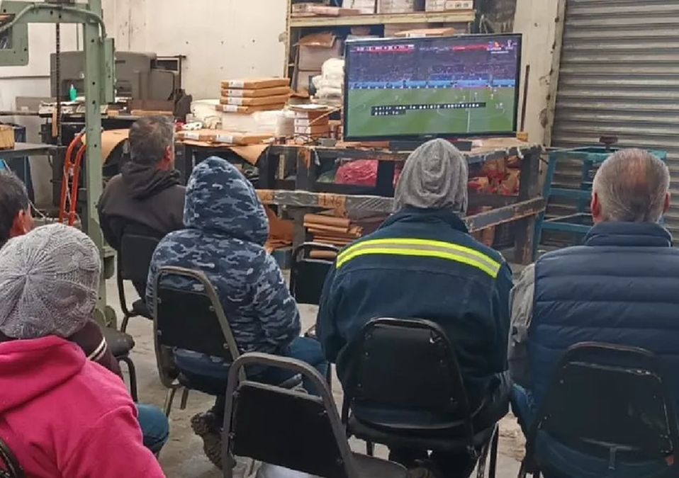 Regios se toman una ‘pausa’ en el trabajo para ver partido de México vs Polonia