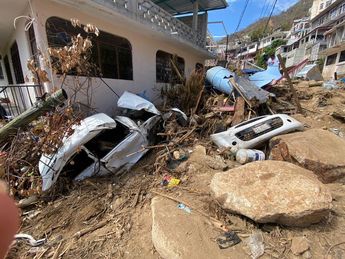 Partes de autos, ramas y piedras arrastradas por el agua y las rachas de viento. | Jorge Martínez