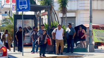 Los usuarios del transporte público se muestran molestos por tener que esperar más tiempo las unidades. | Roberto Alanís