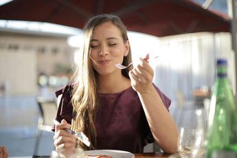 Mujer disfrutando de un platillo / Cortesía Pexels