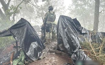 Autoridades federales aseguraron armas y equipo táctico en un campamento en Cotija, Michoacán. | Cortesía