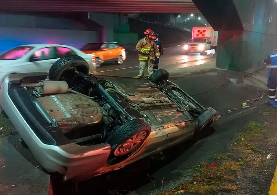 Joven vuelca su auto por presunto exceso de velocidad en avenida Morones Prieto