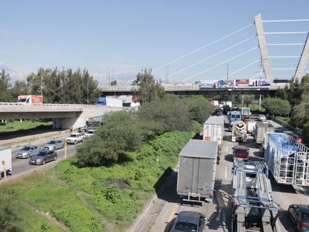 Tráfico sobre la autopista México – Puebla a la altura de los estadios / Archivo Es Imagen