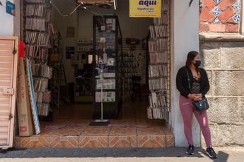 Sexoservidoras esperan a sus clientes afuera de establecimientos de la calle 12 Poniente / Andrés Lobato